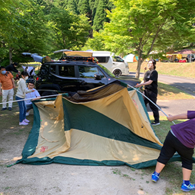 キャンプ体験でテントを立てる様子